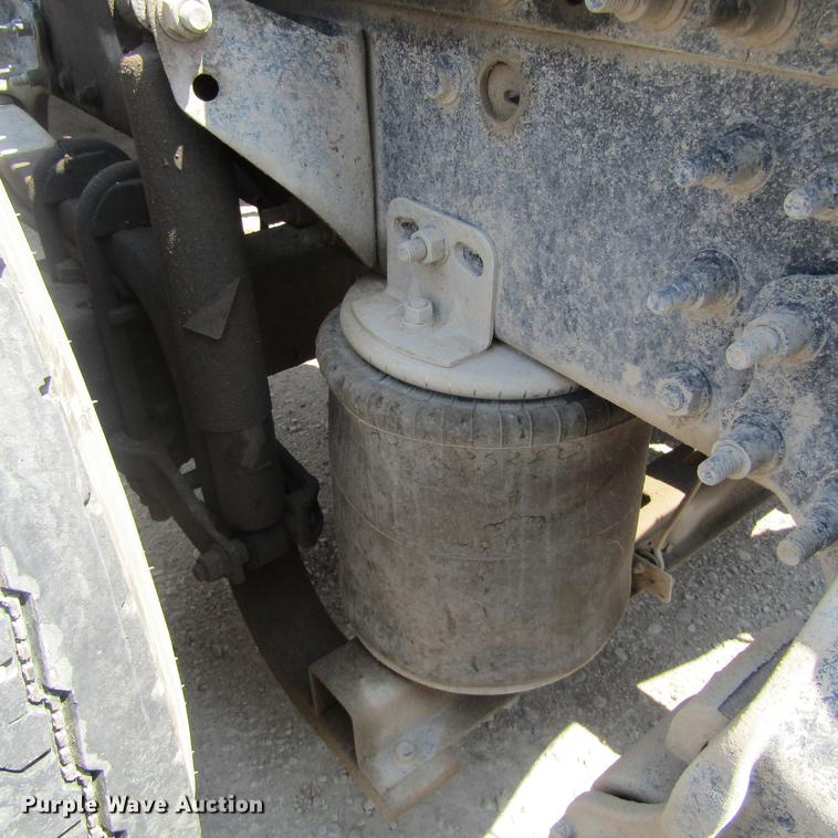 image for item DC0041 2012 Mack CXU613 semi truck