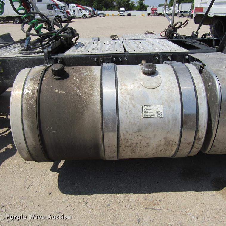 image for item DC0041 2012 Mack CXU613 semi truck