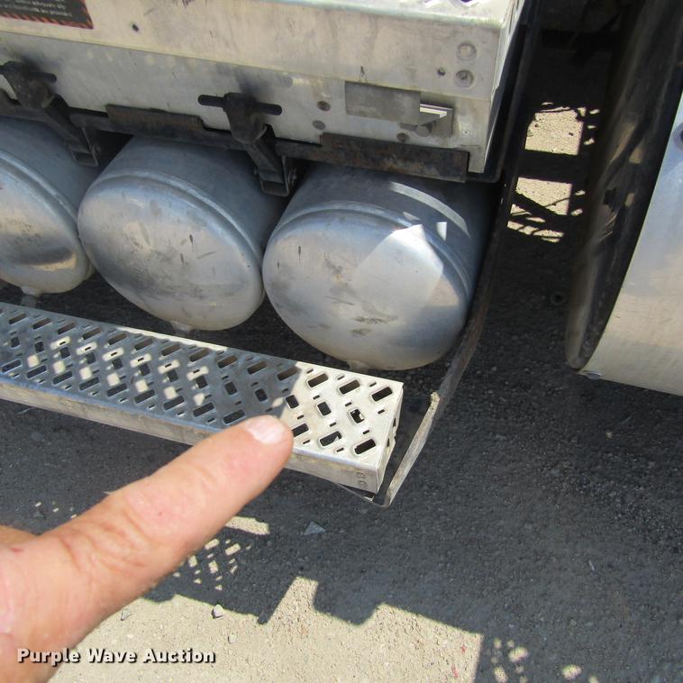 image for item DC0041 2012 Mack CXU613 semi truck