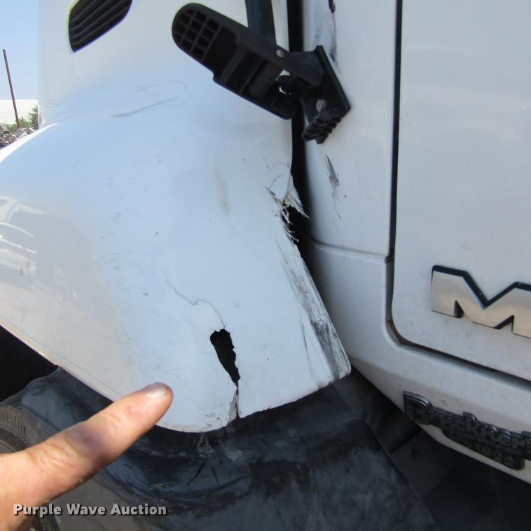 image for item DC0041 2012 Mack CXU613 semi truck