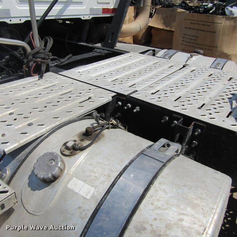 image for item DC0041 2012 Mack CXU613 semi truck