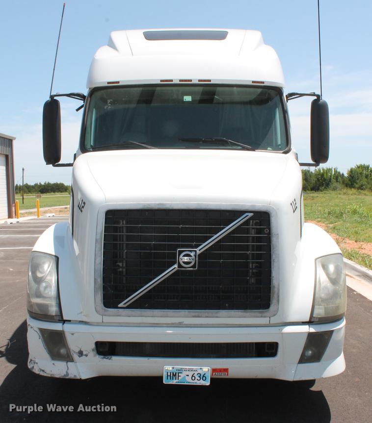 image for item DD5264 2005 Volvo VN semi truck