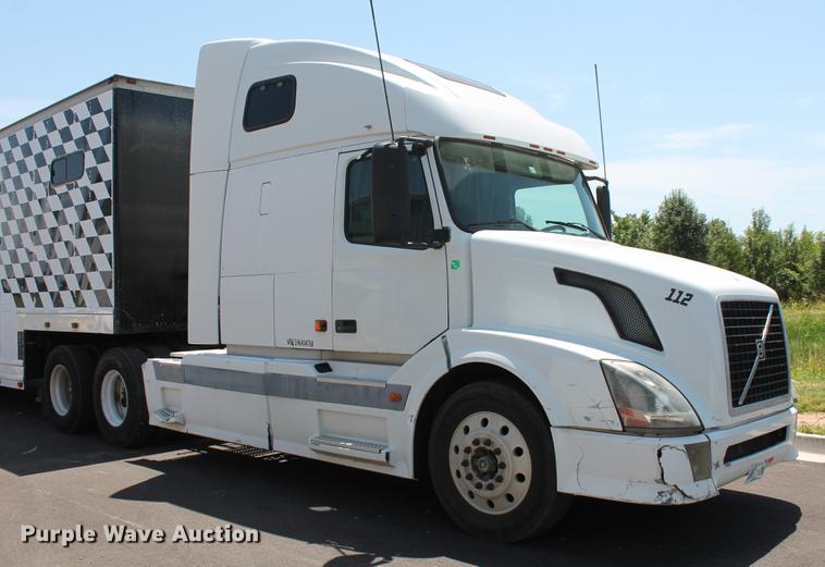 image for item DD5264 2005 Volvo VN semi truck