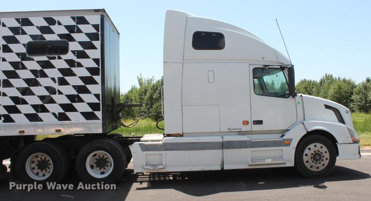 image for item DD5264 2005 Volvo VN semi truck