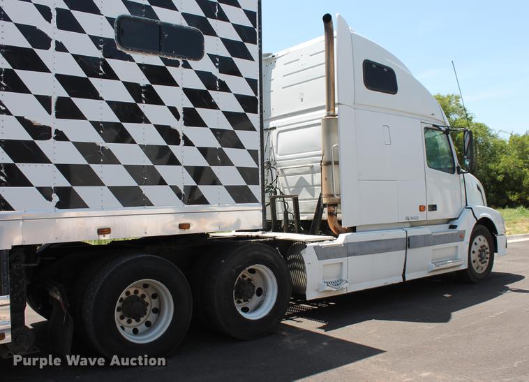 image for item DD5264 2005 Volvo VN semi truck