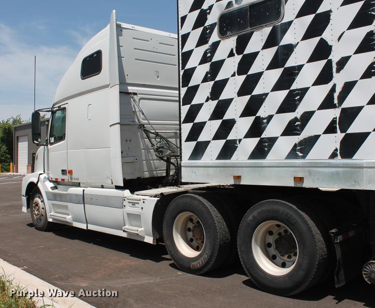 image for item DD5264 2005 Volvo VN semi truck