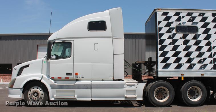 image for item DD5264 2005 Volvo VN semi truck