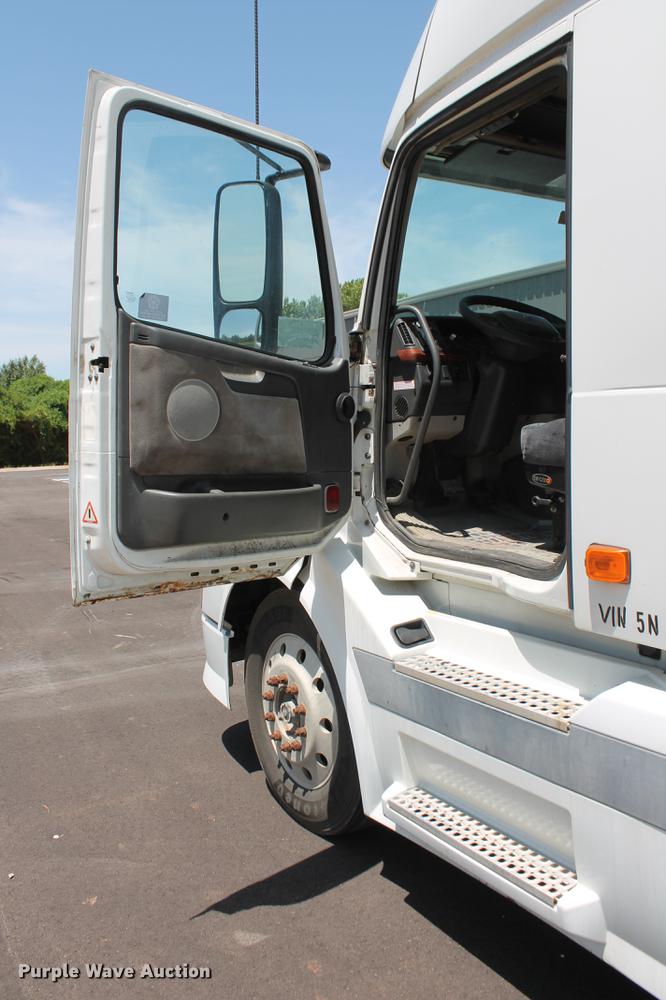 image for item DD5264 2005 Volvo VN semi truck