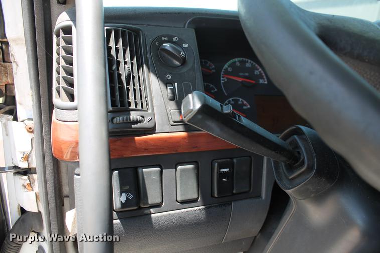 image for item DD5264 2005 Volvo VN semi truck