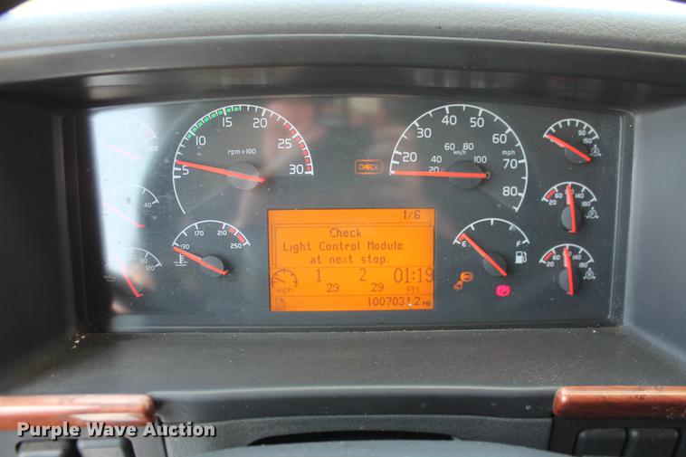 image for item DD5264 2005 Volvo VN semi truck