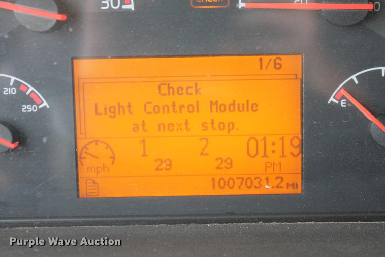 image for item DD5264 2005 Volvo VN semi truck