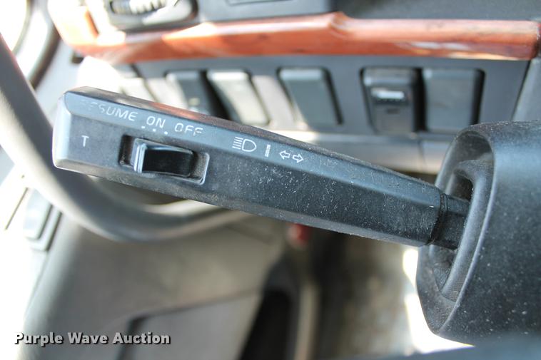 image for item DD5264 2005 Volvo VN semi truck