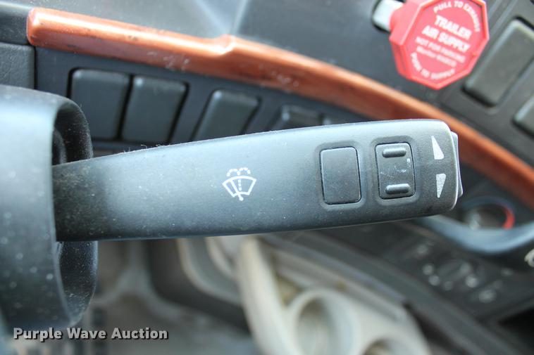 image for item DD5264 2005 Volvo VN semi truck