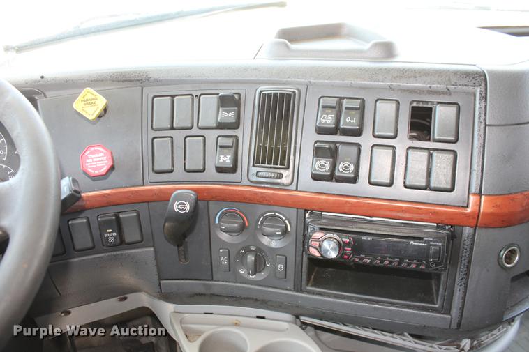 image for item DD5264 2005 Volvo VN semi truck