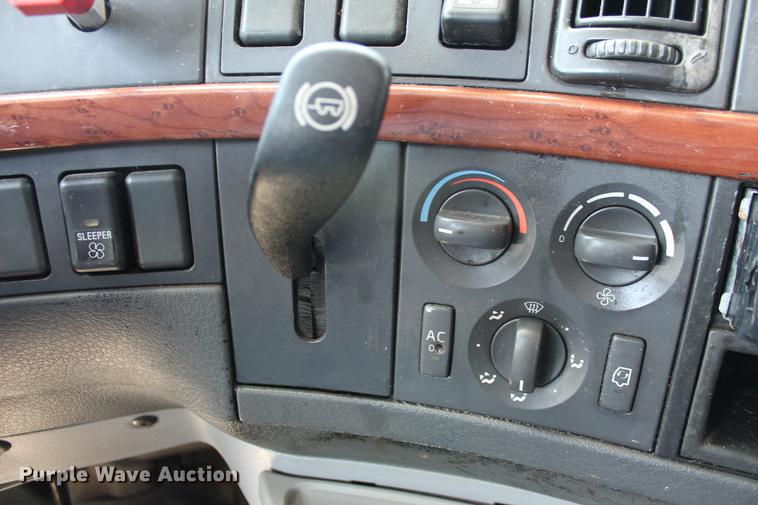 image for item DD5264 2005 Volvo VN semi truck