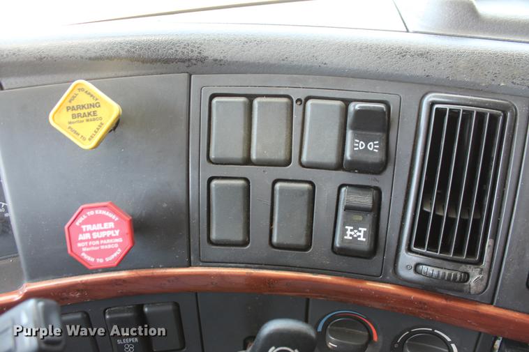 image for item DD5264 2005 Volvo VN semi truck