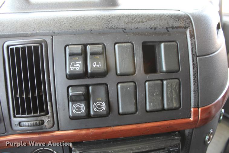 image for item DD5264 2005 Volvo VN semi truck