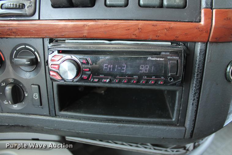 image for item DD5264 2005 Volvo VN semi truck