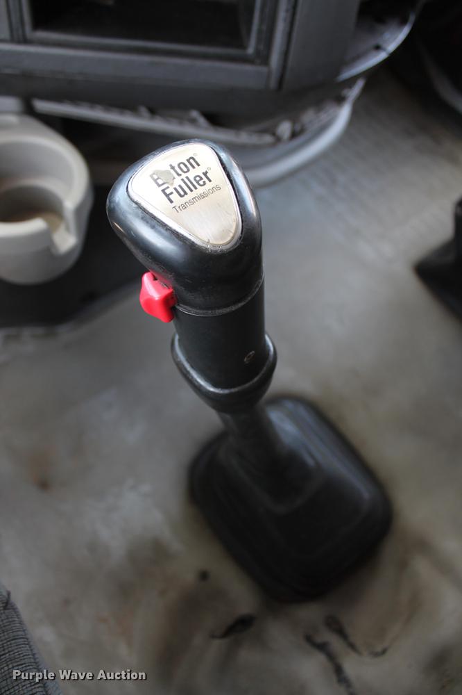 image for item DD5264 2005 Volvo VN semi truck