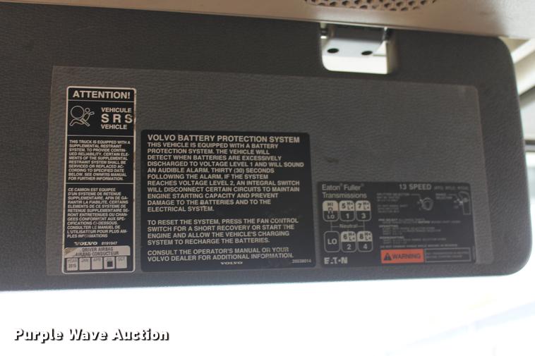 image for item DD5264 2005 Volvo VN semi truck