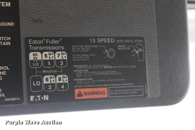 image for item DD5264 2005 Volvo VN semi truck