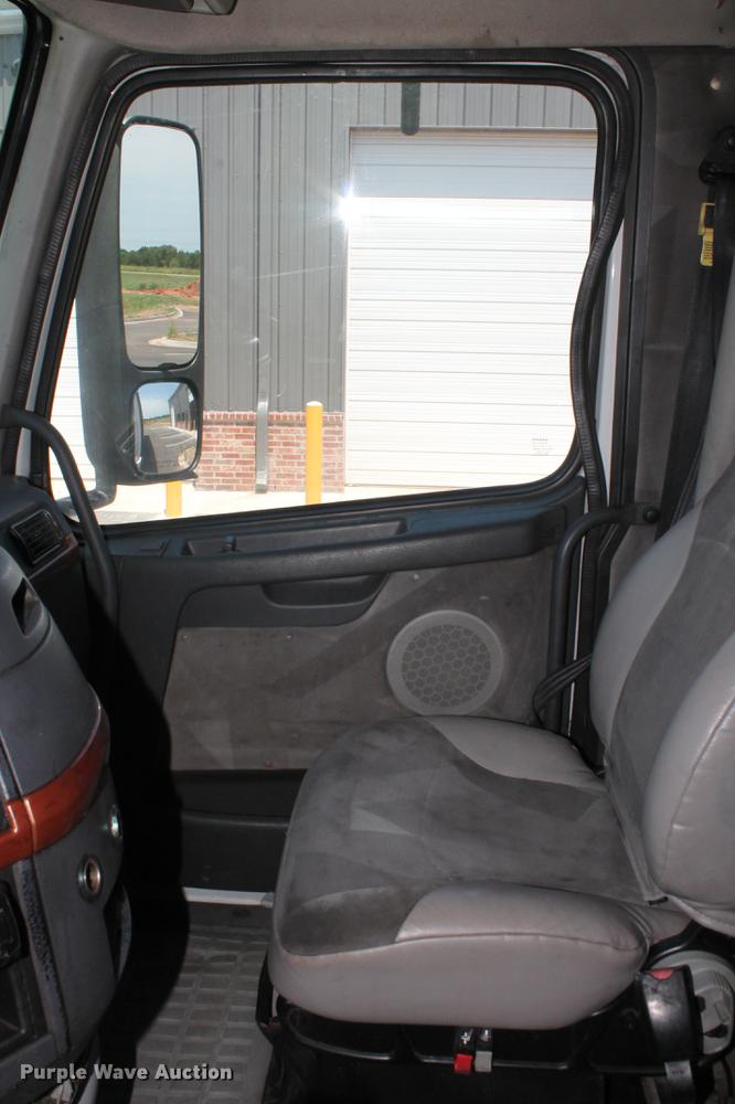 image for item DD5264 2005 Volvo VN semi truck