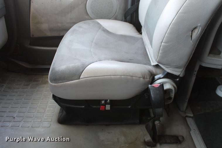 image for item DD5264 2005 Volvo VN semi truck