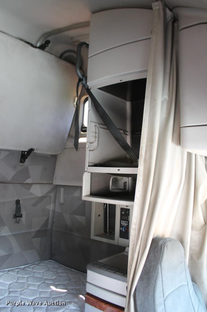 image for item DD5264 2005 Volvo VN semi truck