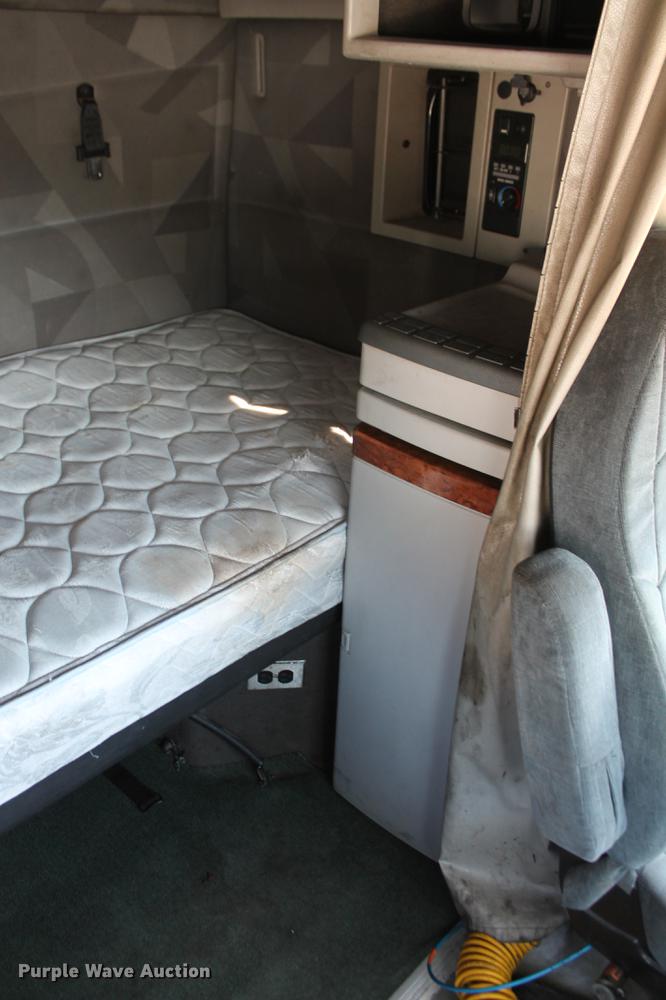 image for item DD5264 2005 Volvo VN semi truck