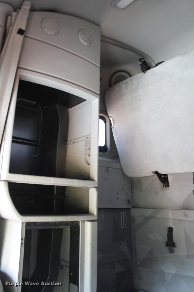 image for item DD5264 2005 Volvo VN semi truck