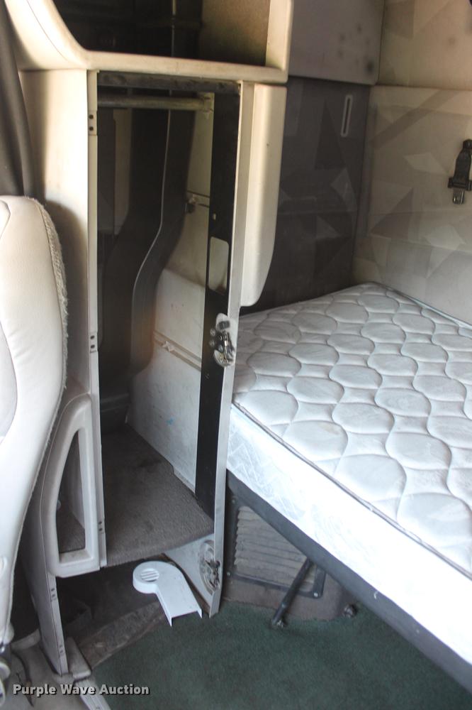 image for item DD5264 2005 Volvo VN semi truck