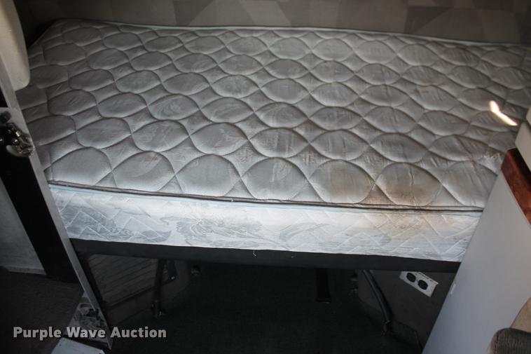 image for item DD5264 2005 Volvo VN semi truck