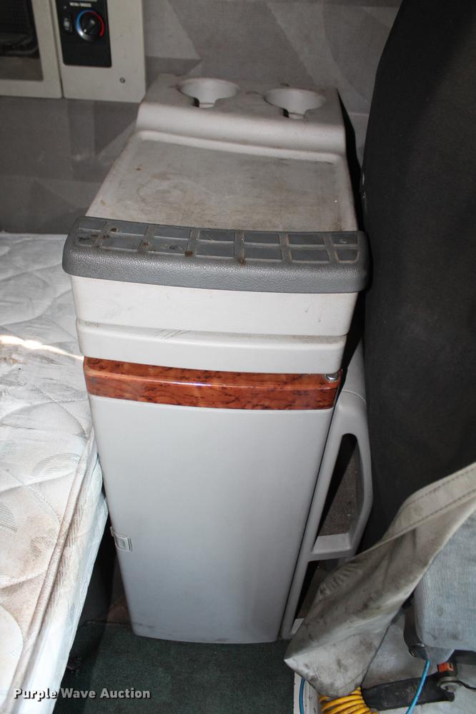 image for item DD5264 2005 Volvo VN semi truck