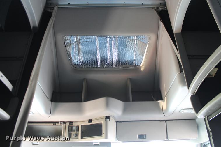 image for item DD5264 2005 Volvo VN semi truck