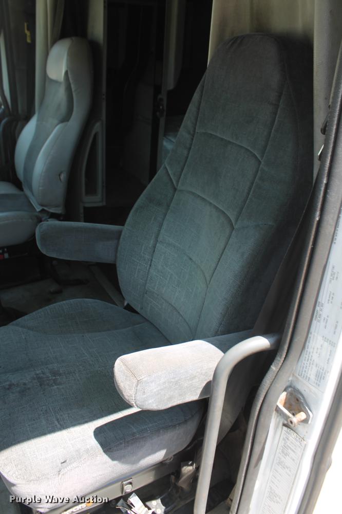 image for item DD5264 2005 Volvo VN semi truck