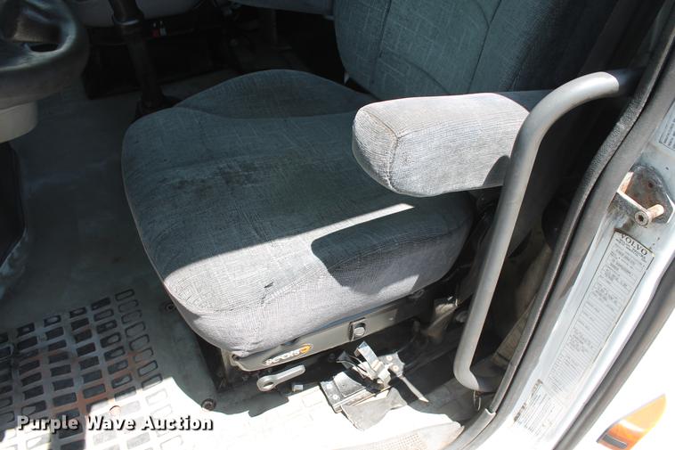 image for item DD5264 2005 Volvo VN semi truck