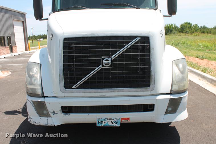 image for item DD5264 2005 Volvo VN semi truck