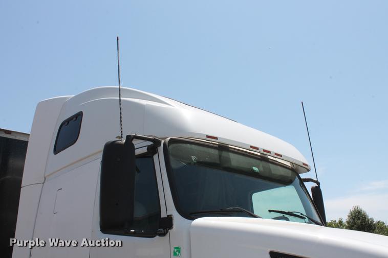 image for item DD5264 2005 Volvo VN semi truck