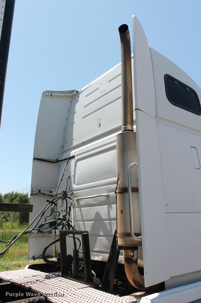 image for item DD5264 2005 Volvo VN semi truck