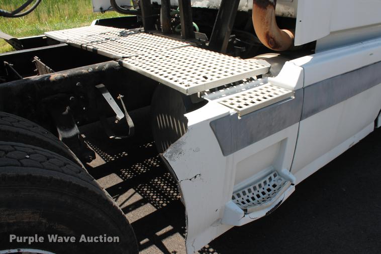 image for item DD5264 2005 Volvo VN semi truck