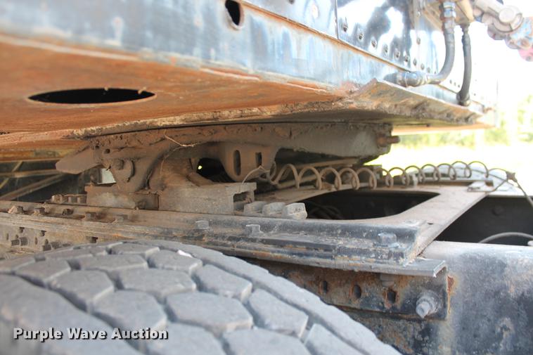 image for item DD5264 2005 Volvo VN semi truck