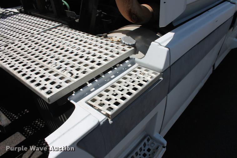 image for item DD5264 2005 Volvo VN semi truck