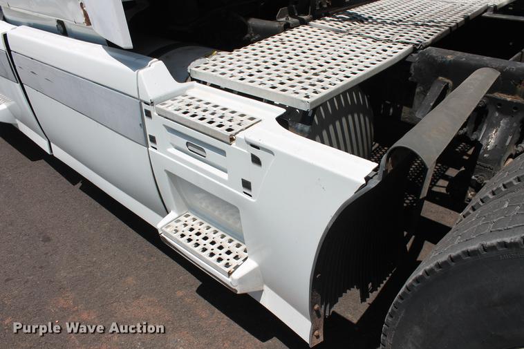 image for item DD5264 2005 Volvo VN semi truck