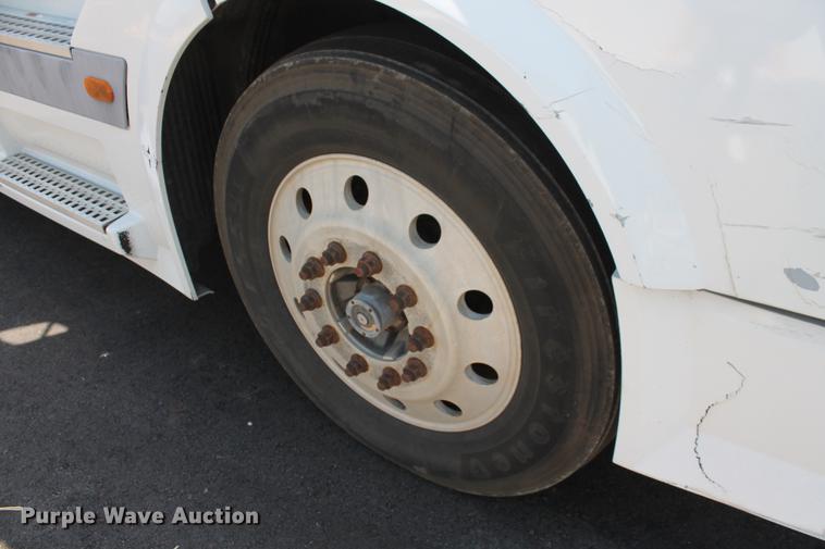 image for item DD5264 2005 Volvo VN semi truck