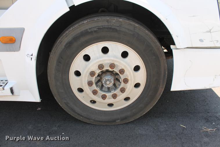 image for item DD5264 2005 Volvo VN semi truck