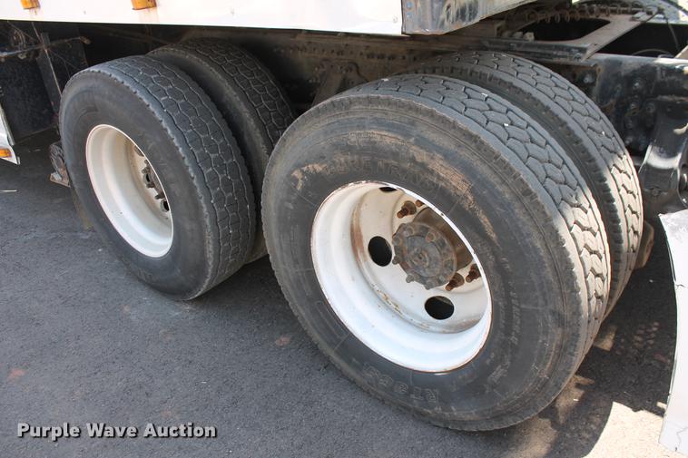 image for item DD5264 2005 Volvo VN semi truck