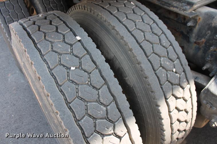 image for item DD5264 2005 Volvo VN semi truck