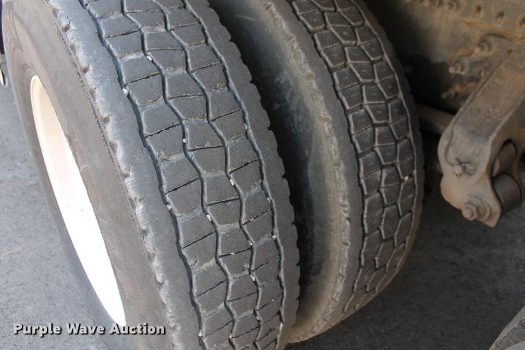 image for item DD5264 2005 Volvo VN semi truck