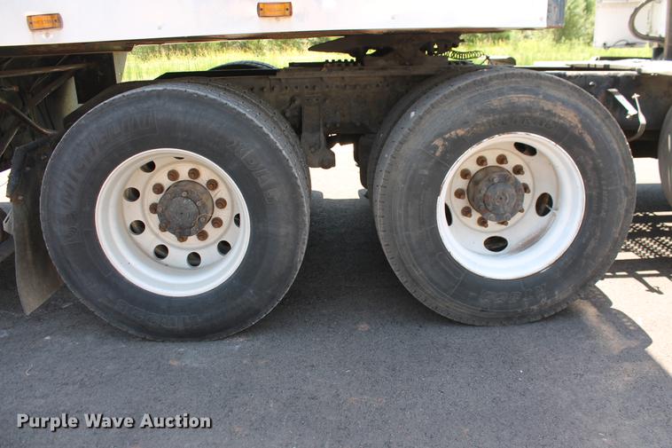 image for item DD5264 2005 Volvo VN semi truck