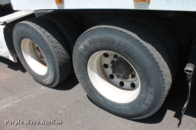 image for item DD5264 2005 Volvo VN semi truck